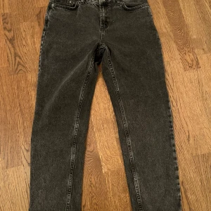Jeans från Grunt - Snygga Svartgrå jeans från Grunt i mycket bra skick. Sparsamt använda.  Juniorstorlek 25 som motsvarar stl 152.   Midjemått tvärsöver är 35 cm. Benlängd uppifrån och ned är 88 cm. 