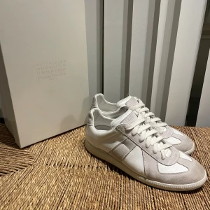 Maison margielas GATS - Vit/beigea gats i super fint skick, använda fåtal ggr. Allt og följer med och dem är köpta på Cettire, kvitto finns. Köpte dem nypris 360 euro, säljer dem för 265 euro eller 3000kr Storlek 41 men passar även typ 42 Bara skriva vid funderingar