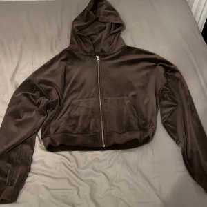 Croppad velour zip-hoodie - Croppad velour zip-hoodie från BikBok. Oversized. Bra skick.