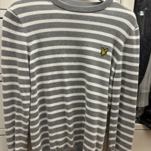 Lyle & Scott stickad tröja - Storlek S. Använd en handfull gånger. Inga defekter känns som ny. Säljer för endast 350kr!