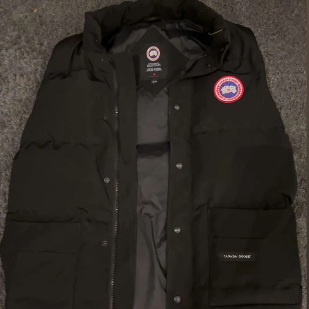 Sho, säljer min feta canada goose väst. Passar perfekt nu när de börjar bli lite kallare väder. Storlek L, Skick 10/10 bara använd ett fåtal gånger men inte riktigt min stil längre därför säljer jag denna feta väst t ett bra pris .. Jackor.