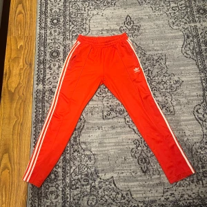 Adidas Originals byxor  - Skick 9,5/10 knappt använd strl M 