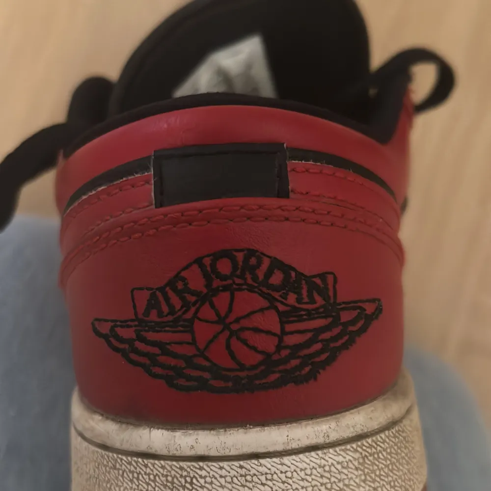 Röda air Jordan’s low, skitsnygga, helt okej skick, använda i ett år. Super sköna! Storlek 40/41. Skor.