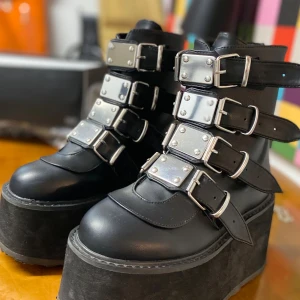 Demonia skor Damned-105 storlek 38 - Svarta Demonias gjorda av veganskt läder. Mycket bra skick, i princip oanvända. Säljer eftersom de inte passar längre.  Storlek: 38