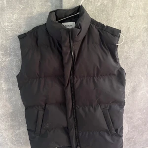 Vest från weekday  - Svart vest från weekday storlek XS