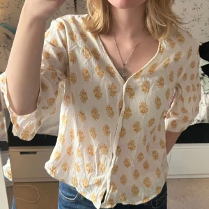 Button up blus - En button up blus med orange/gult blommönster! ✨️🍒 Lite skrynklig men det är bara att stryka.