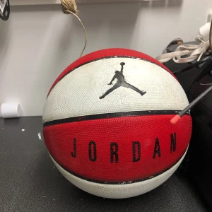 Basketboll Jordan  - Jordan basketboll i bra skick 200kr 