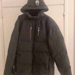 Sail Racing patrol down Jacka - I nyskick, använd i knappt en säsong men sen blev den för stor för mig.  Inga skador eller skavanker.  Köpt online, original påsen medföljer.  Butikspris 4500 kr. Hör av er vid frågor eller eventuellt byten