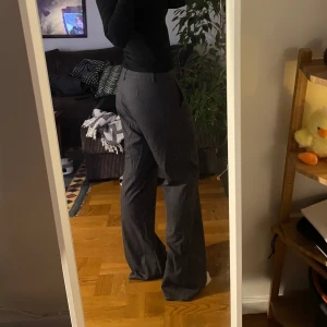 Kostymbyxor  - Väldigt fina Gråa kostymbyxor med vita tunna ränder från Gina tricot, storlek 36