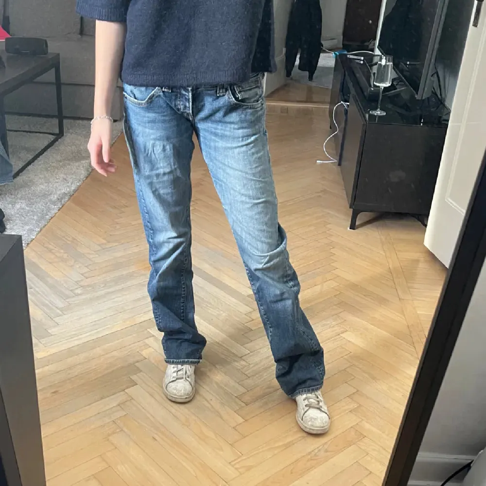 Säljer lågmidjade Replay jeans då de tyvärr är för stora för mig,blivit slitna längst ner vid hälarna då dom vart för långa (sista bilden), jag är 163cm lång 🌸 Midja (rakt över): ca 38cm!  Använd gärna köp nu, postar snabbast med instabox💕. Jeans & Byxor.