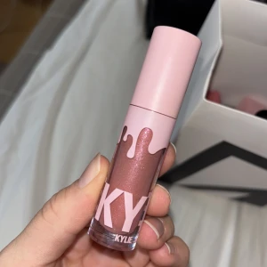 Kylie cosmetics läppglans glittrig - Kylie cosmetics läppglans glittrig, i färgen 324. Väldigt fin brunrosa färg med skimmer i sig✨ aldrig använd och helt ny. Väldigt vacker på läpparna då det är väldigt små korn av skimmer i