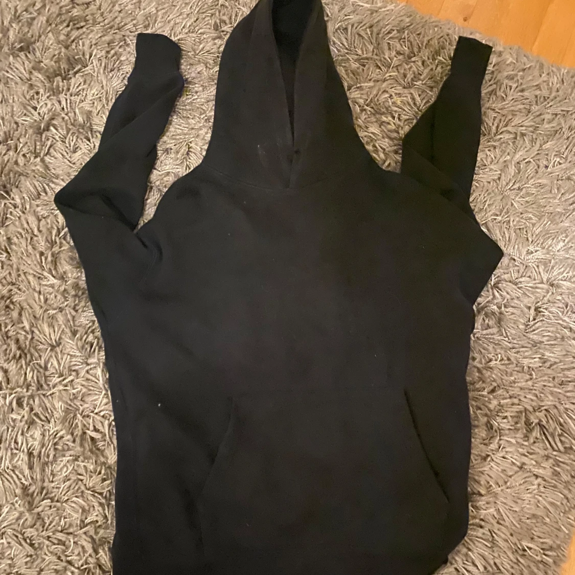 Svart hoodie