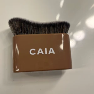 BODY GLOW BRUSH - Säljer en oanvänd body glow brush ifrån Caia. Hör av vid funderingar!!😊