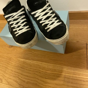 Philippe model  - Säljer dessa feta Philippe model skor i fint skick. Eftertraktade svarta färgen. Storlek 43 men passar även 44 Köpta på merch sweden  Box tillkommer