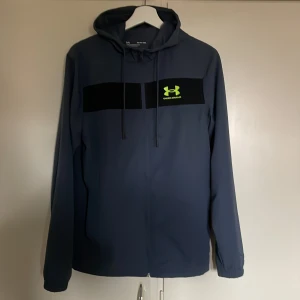 Under armour jacka  - Fin vindjacka/tröja storlek xs passar s 