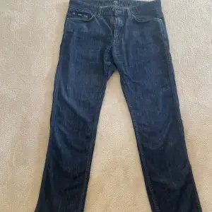 Hugo boss jeans i storlek 34/32 i mycket bra skick. 