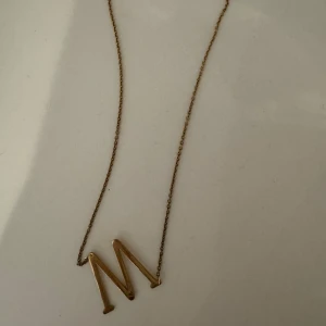 Oanvänt halsband  - Säljer helt omvänt halvans som inte kommer till användning. Nypris 300kr 💕💕