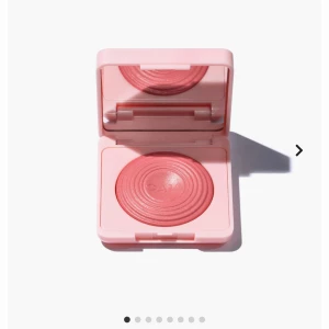 Caia Blush - Blush från Caia, använd enstaka gånger. Vilken färg det är är bortsuddat på baksidan men är 95% på att det är wild strawberry. 