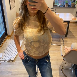 Blus - Så fin blus från Hm! Storlek 38. beige/rosa