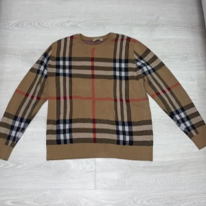 Burberry tröja  - Bra skick knappt använd , storlek L på den men små i storlek 