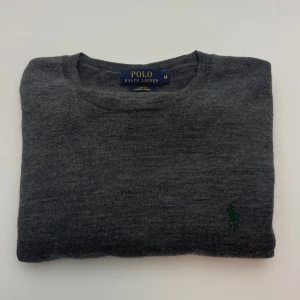 Polo Ralph Lauren pull over - Polo Ralph Lauren pull over i 100% merino ull | Storlek M | Mycket skick 9/10 enda defekten liten hål i kragen | Hör av dig vid frågor! 