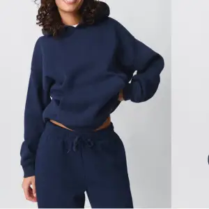 Från Gina tricot  - basic original hoodie (359kr) - basic straight sweatpants (299kr) Säljs var för sig men säljer tillsammans om man vill🥰🥰 byxor i storlek XS och tröja i S