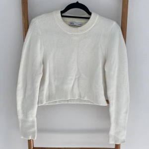 Supermjuk stickad tröja - Supermjuk stickad tröja från Zara🤍 Inte mycket använd så jättefint skick Storlek M