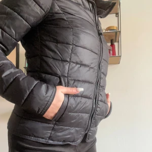 ONLTAHOE QUILTAD JACKA från only  - En perfekt jacka som passar till alla väder, speciellt nu till hösten. 🍁🤎 Kort produktbeskrivning: Hög hals men ingen luva, Helfodrad, blixtlåsstängning‼️. MÅTT ( i cm) —>> *Bröst : 86cm *Midja : 69cm *Höfter : 96cm. 