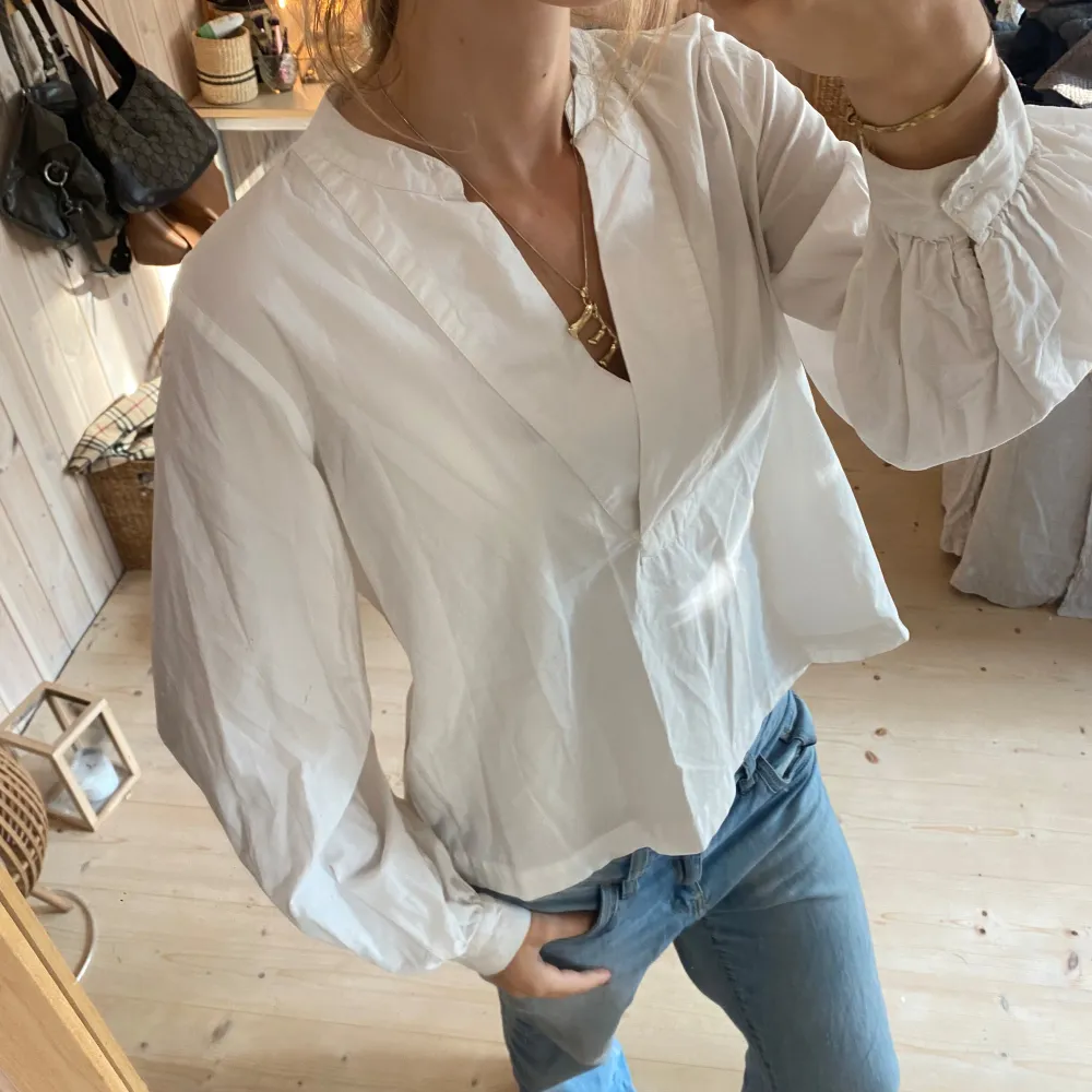 SUPER snygg blus❤️tryck gärna på köp nu💕💕. Blusar.