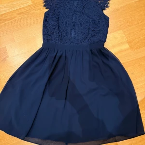 Marinblå klänning  - Supergullig klänning som jag inte använder längre, stl 34 ifrån Nelly❣️