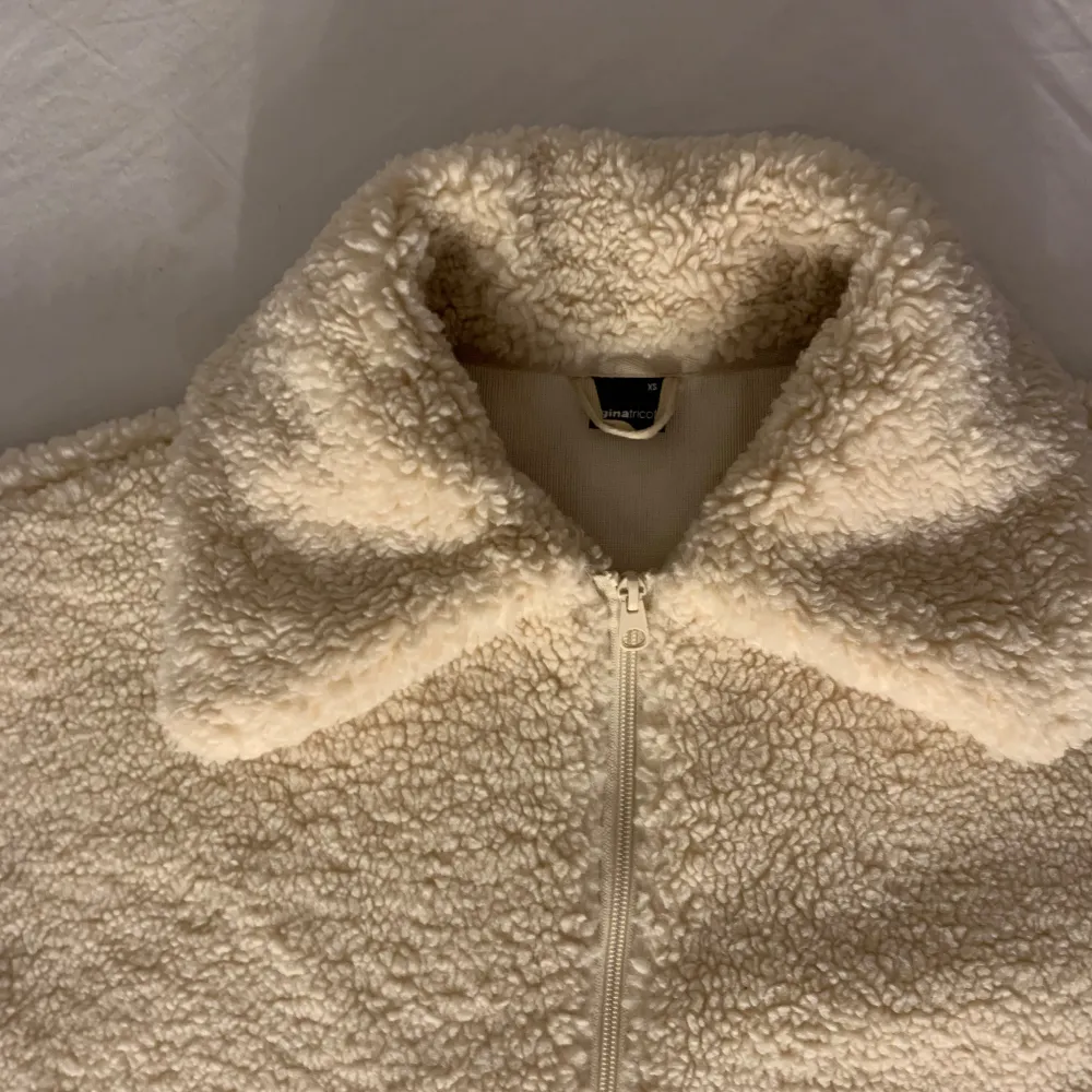 Fluffig beige jacka från Ginatricot, aldrig använd och perfekt till hösten, nypris är 600kr! Den har inga fickor dock!💗. Jackor.