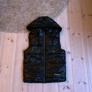 As fet Väst  - Oklart vad för märke (köpt länge sen)  Sjukt fet att ha under hösten. Går att ha utan luva  Väldigt skön att ha på sig. Skick 10/10 