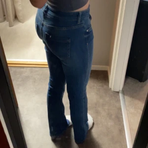 Only jeans - Säljer dessa only jeans då jag inte använder de😊 Storlek M/32. Inga defekter. Jag är 172 och passar perfekt i längden Skriv om ni har frågor🥰 Fraktas samma dag som de köps🫶🏼