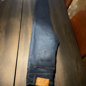 Tiger of sweden jeans - Marinblå jeans från tiger of sweden.  Den har storlek 29/32. Nypris ligger runt 1200kr-1600kr. Skriv om ni vill ha fler bilder eller frågor. Mvh Axel😁