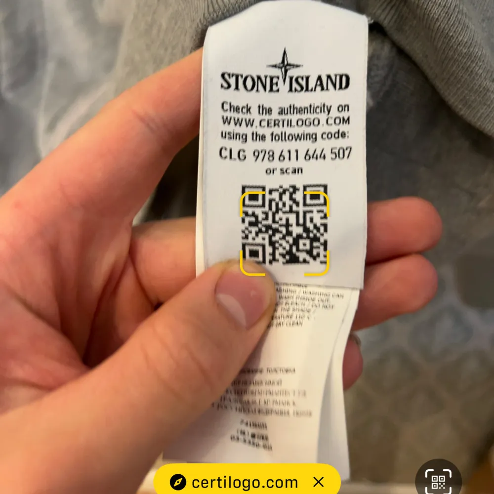 Säljer denna stone island hoodie i 10/10 skick då den nästan aldrig har andvänts. Bara att skriva vid frågor🙌🏻. Hoodies.