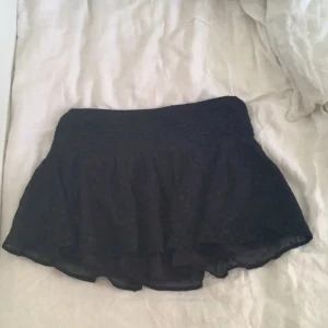 Svart kjol - Så snygg kjol som går att ha på nyår och andra fina middagar samt skolan osv.. säljer för sen inte passar mig längre 