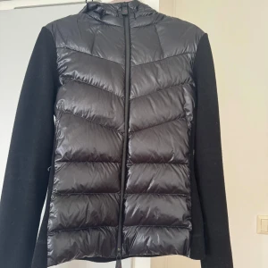 Moncler Jacka - Modell- Padded fleece jacka 