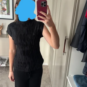 Topp - En svart, räfflad festtopp från zara. Använd någon enstaka gång och är i nyskick💕💕