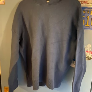 Zara Hoodie - En blå hoodie från Zara som är väldigt skön, står strlk L på lappen men den e max M, skulle säga att den passar small så förvänta er en small hoodie ifall ni köper.