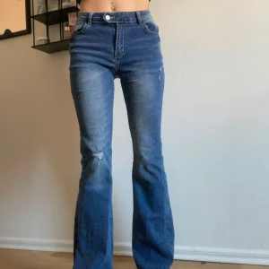 Mörkblåa jeans 💖😍  - Jag säljer dessa ur coola jeansen, då dom är förstora för mig (man kan se att de sitter löst på bilderna). ☺️ Mått : Midja stl - 74,5 cm, Höft stl - 106,5cm 💞 Passform: Regular. Elasticitet: Medium.     Beskrivning - Low waist (sitter högre upp på mig eftersom de e stora), stretchiga. 🫵🏽😍 