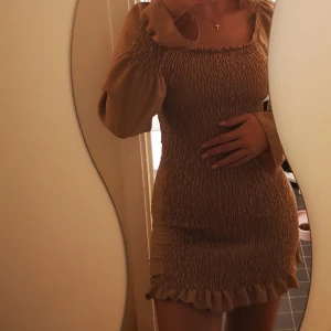 Off shoulder klänning smockadklänning - Superfin klänning, har två en i XS och en i S. Aldrig använda. Kan användas som off shoulder och on shoulder 