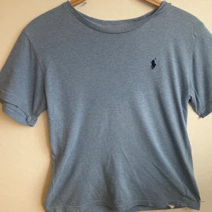 Ralph lauren t-shirt - En riktigt fett ljus blå Ralph lauren  T-shirt som är riktigt nice och skön  (Skick 8-10) Skriv till mig om frågor😊