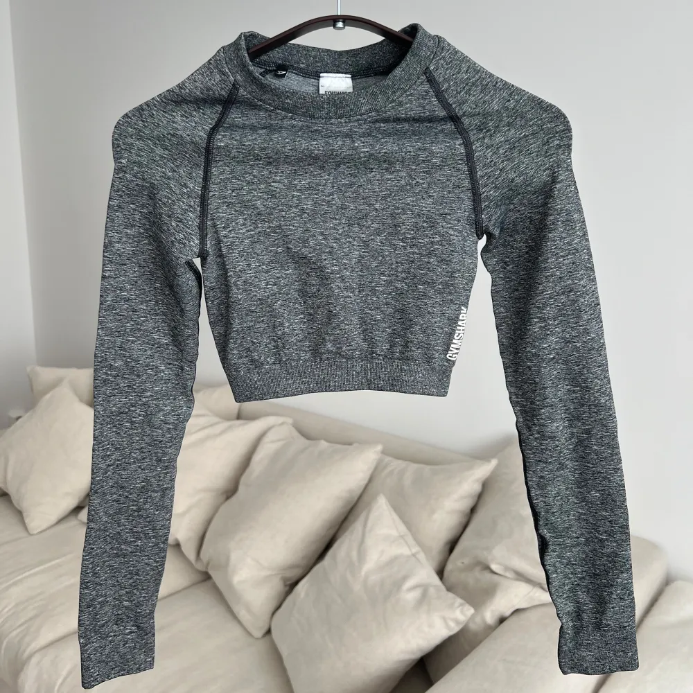 Grå croptop från Gymshark i storlek XS. Mycket fint skick <3. Sportswear.