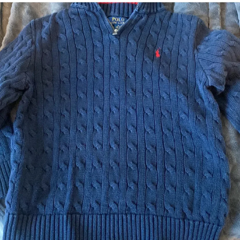 Ett stickad halvzip polo tröja som är mycket fin och skön. Den är i färgen marinblå och är barn storlek 10-12 år. Hoodies.