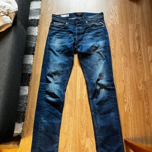 Replay Jeans Grover Slim - Ett par Replay jeans köpta på NK som är relativt oanvända och helt utan skador. De är i modellen grover som sitter slim. Storlek 30/34. Säljer pågrund av att de är för små. Originalpris 1200-1500kr.