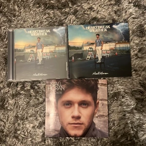 Niall horan cd-skivor  - 3 Niall Horan cd-skivor 💿  2 Heartbreak weather 1 Flicker  Säljer endast i kitt 