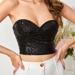 Glitter topp - Säljer denna ursnygga glitter topp för ett billigt pris som inte kommit till användning. Toppen ser exakt ut som på bild och passar perfekt inför nyår! Skulle rekommendera toppen för er med större bröst. 