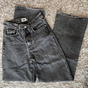 Vida jeans - Vida jeans från Lager 157 i storlek xs. Byxorna är i fint skick men något slitna vid byxbenens ända.