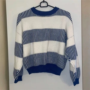 Fin stickad tröja  - Jätte fin, jätte söt stickad tröja. Säljes då den är för kort i armarna för mig 