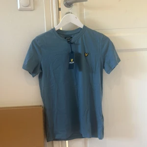 Lyle scott T-shirt  - Helt ny aldrig använd prislappen kvar  Storlek barn kille 12-13 år
